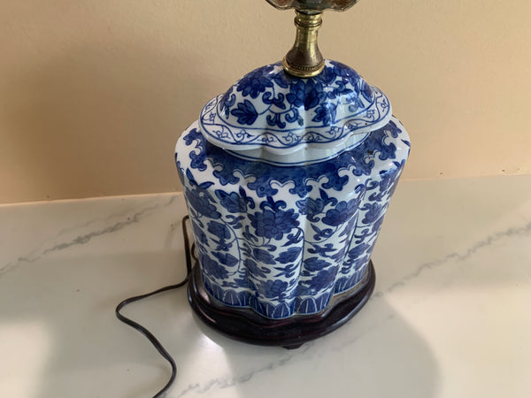 Blue and White Porcelain Chinoiserie Chrysanthemum Scallop Tea Jar Table Lamp