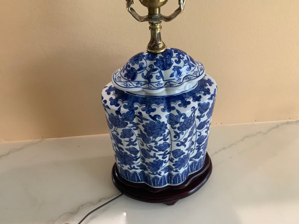 Blue and White Porcelain Chinoiserie Chrysanthemum Scallop Tea Jar Table Lamp