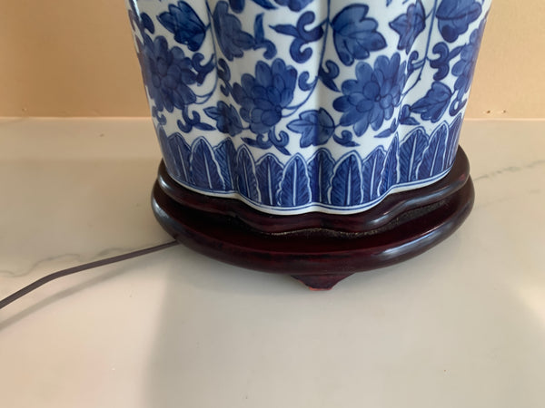 Blue and White Porcelain Chinoiserie Chrysanthemum Scallop Tea Jar Table Lamp