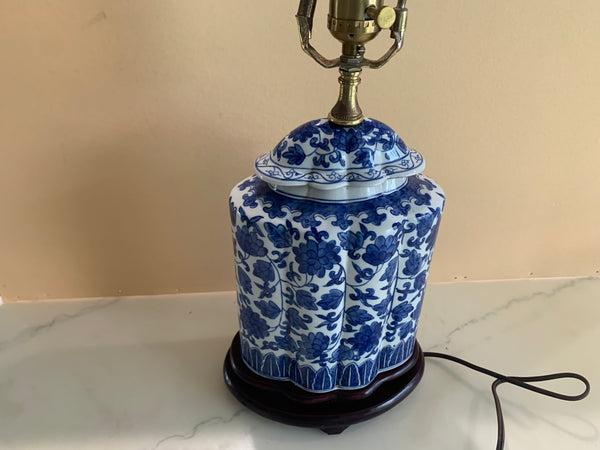 Blue and White Porcelain Chinoiserie Chrysanthemum Scallop Tea Jar Table Lamp