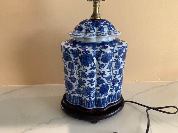 Blue and White Porcelain Chinoiserie Chrysanthemum Scallop Tea Jar Table Lamp