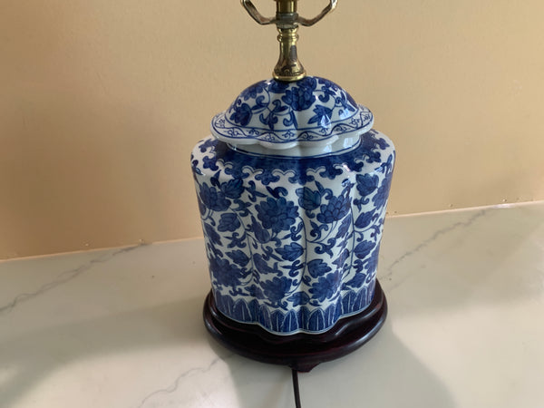 Blue and White Porcelain Chinoiserie Chrysanthemum Scallop Tea Jar Table Lamp